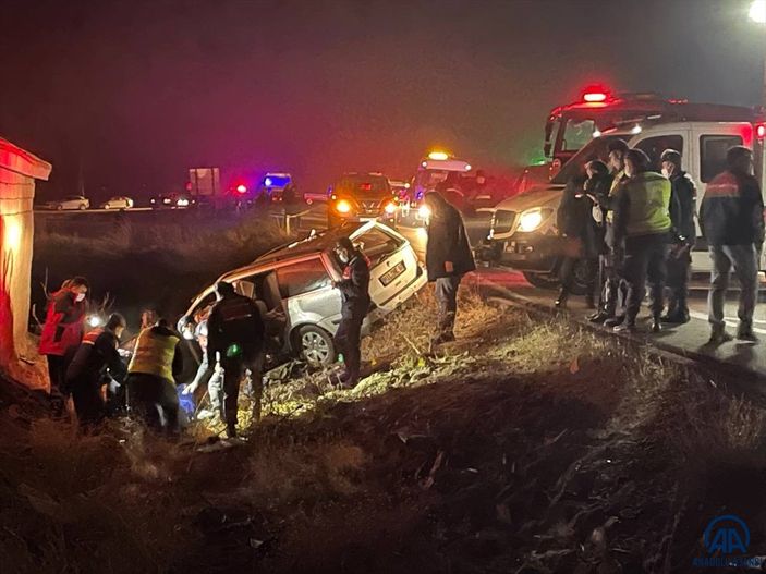 Aksaray'da 2 otomobil çarpıştı: 7 ölü