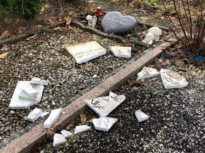 i Almanya'da Müslüman mezarlığına saldırıya kınama