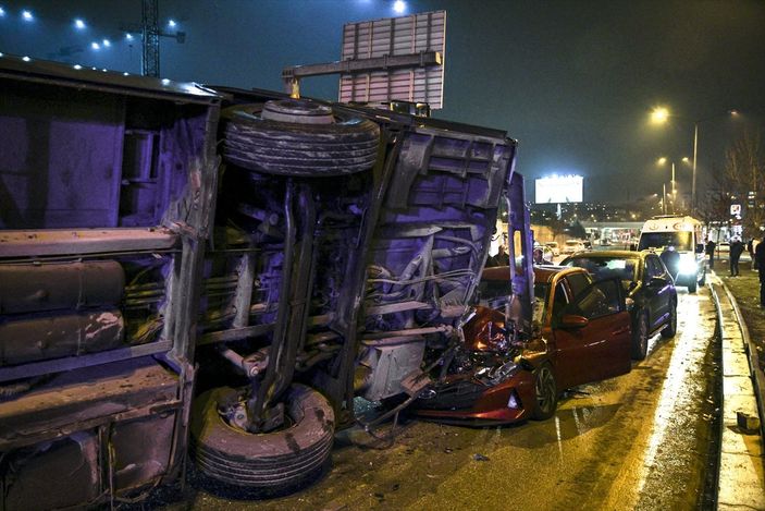 a Ankara'da EGO otobüsü otomobillerin üzerine devrildi: 16 yaralı