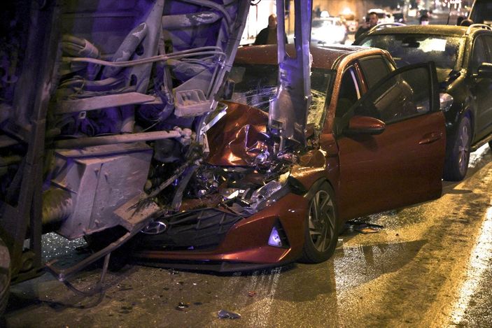 a Ankara'da EGO otobüsü otomobillerin üzerine devrildi: 16 yaralı