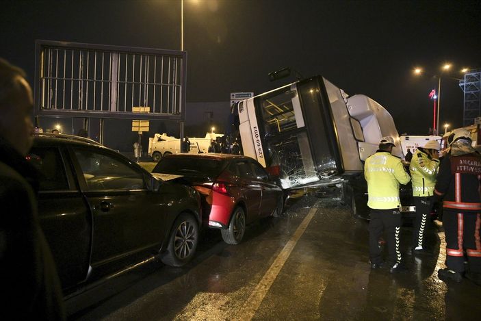 a Ankara'da EGO otobüsü otomobillerin üzerine devrildi: 16 yaralı
