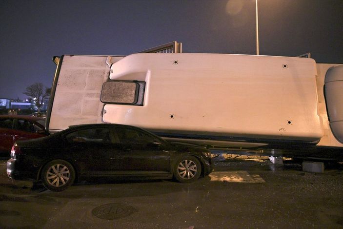 a Ankara'da EGO otobüsü otomobillerin üzerine devrildi: 16 yaralı