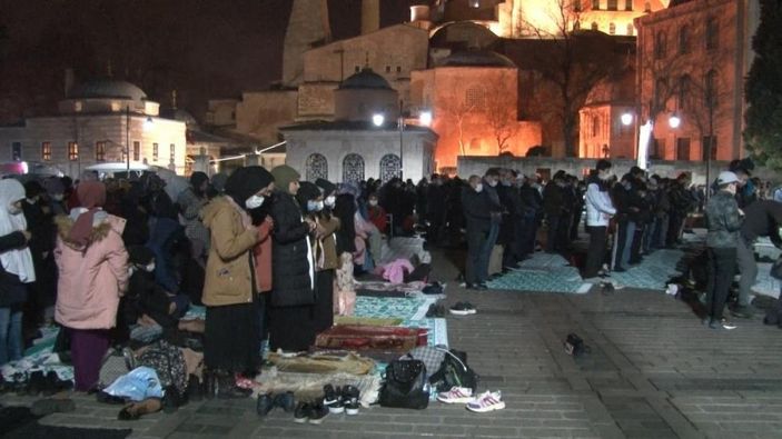 i Ayasofya'da 2022'nin ilk sabah namazı yoğunluğu