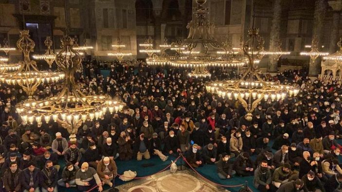 Ayasofya'da 2022'nin ilk sabah namazı yoğunluğu