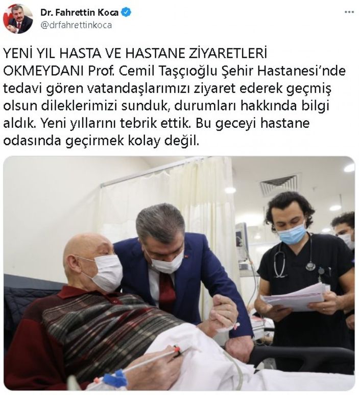 Sağlık Bakanı Fahrettin Koca, yılbaşı gecesinin hastanede geçirenleri ziyaret etti