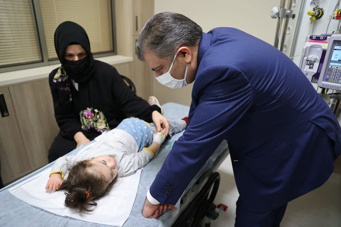 Sağlık Bakanı Fahrettin Koca, yılbaşı gecesinin hastanede geçirenleri ziyaret etti