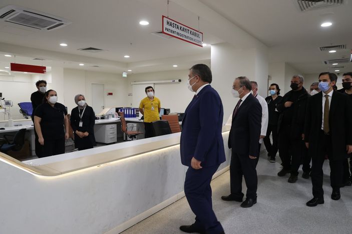 Sağlık Bakanı Fahrettin Koca, yılbaşı gecesinin hastanede geçirenleri ziyaret etti