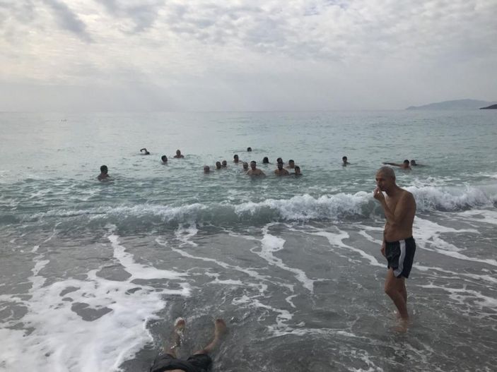 Mersin'de çevreci grubun yılın ilk günü denize girme geleneği