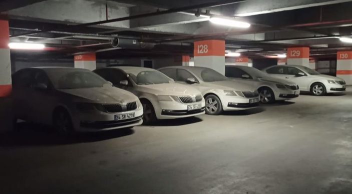 Galericiler araçları site otoparkında stokladı