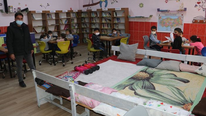 a Kaybettikleri arkadaşları anısına kırsaldaki okula kütüphane kazandırdılar