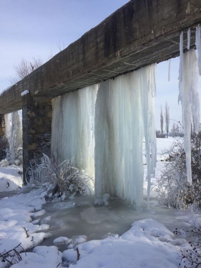 i Adana'da dev buz sarkıtları oluştu