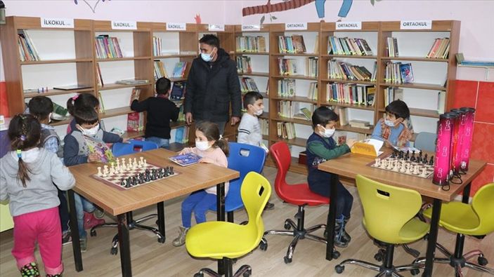 a Kaybettikleri arkadaşları anısına kırsaldaki okula kütüphane kazandırdılar