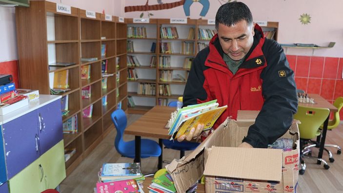 a Kaybettikleri arkadaşları anısına kırsaldaki okula kütüphane kazandırdılar