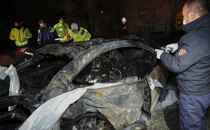 a Ankara'da kaza yapıp yanan otomobilin sürücüsü öldü