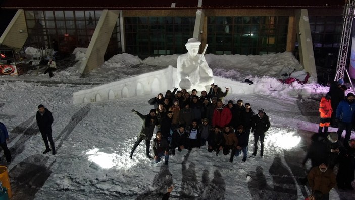 Sivas’ta Aşık Veysel’in kardan heykelini yaptılar
