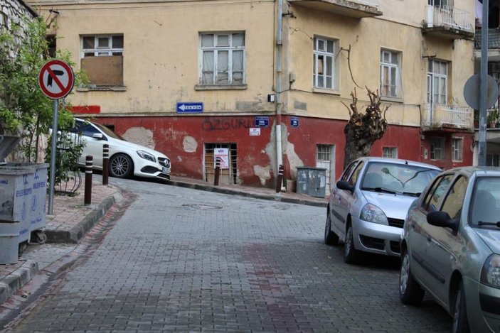 Aydın'da iki sokağın karşılıklı tek yön olması sürücüleri zorluyor