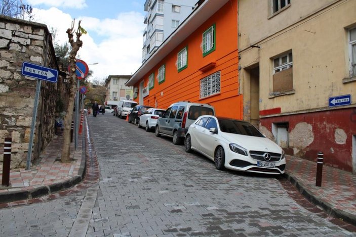 Aydın'da iki sokağın karşılıklı tek yön olması sürücüleri zorluyor