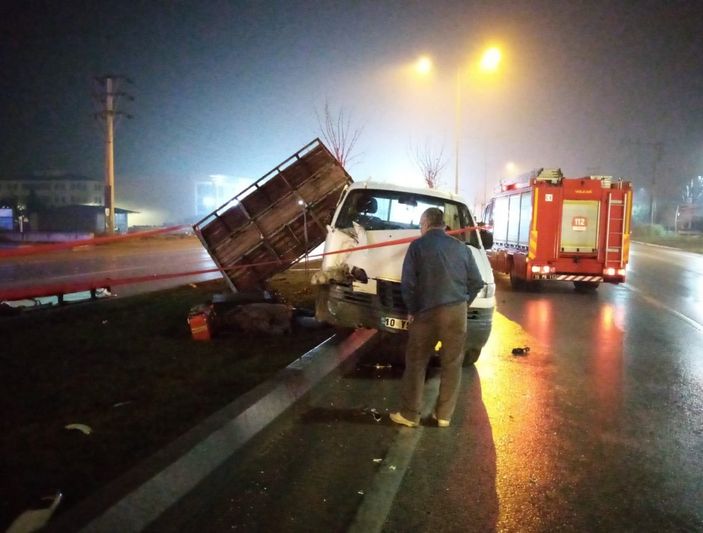 i Bursa’da aydınlatma direğine çarpan kamyonetin sürücüsü can verdi