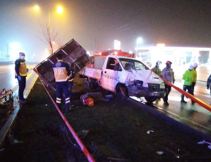 i Bursa’da aydınlatma direğine çarpan kamyonetin sürücüsü can verdi