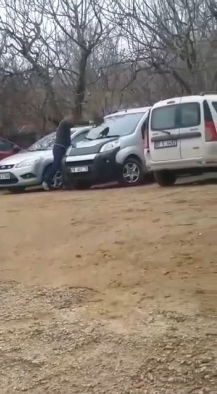 Bursa'da kürekle araçların camını kırdı