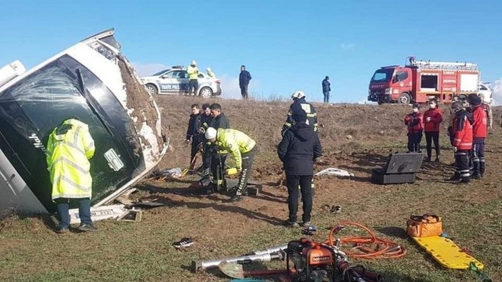 Amasya’da güreşçileri taşıyan midibüs devrildi: 1 ölü, 16 yaralı