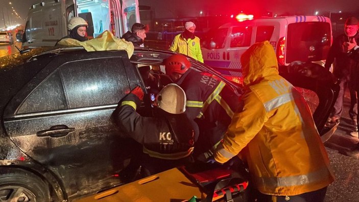 Kocaeli'de kaza yapan sürücü, yaralı kız arkadaşını bırakıp kaçtı