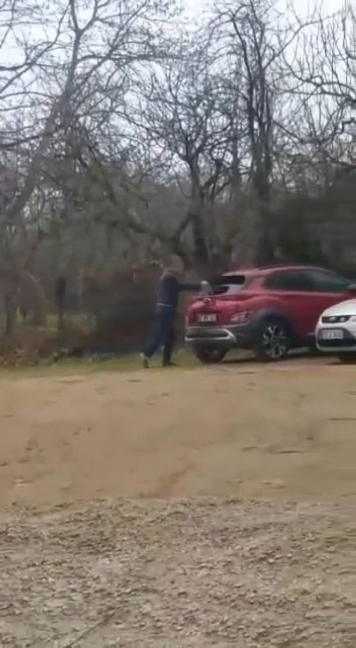 Bursa'da kürekle araçların camını kırdı