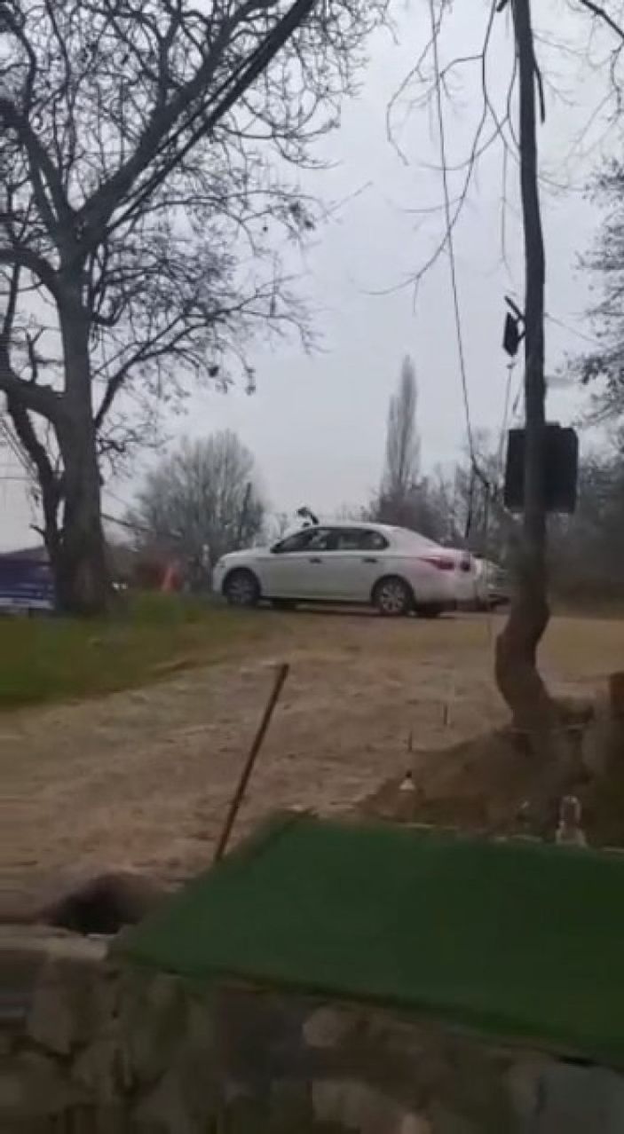 Bursa'da kürekle araçların camını kırdı