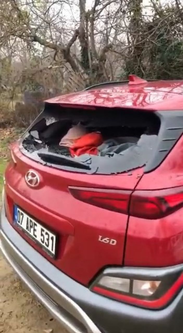 Bursa'da kürekle araçların camını kırdı