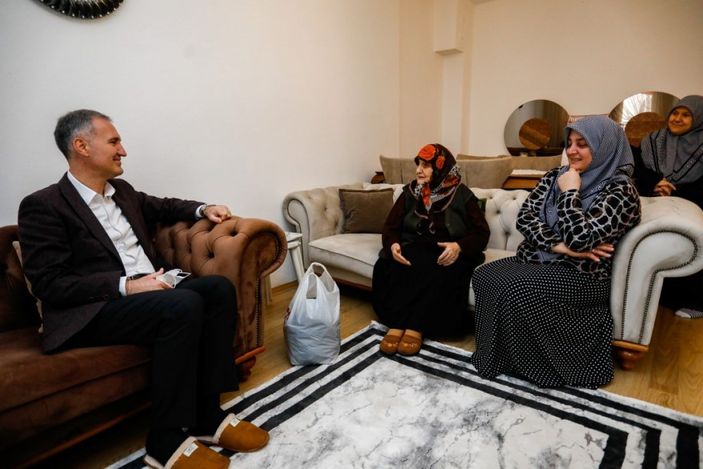 i İnegöllü Melek Nine, 10 yıldır Mehmetçik için çorap örüyor