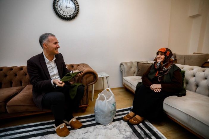 i İnegöllü Melek Nine, 10 yıldır Mehmetçik için çorap örüyor