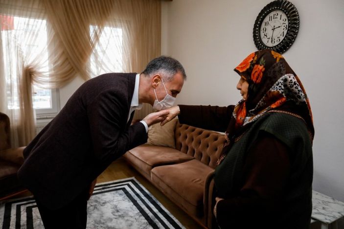 i İnegöllü Melek Nine, 10 yıldır Mehmetçik için çorap örüyor