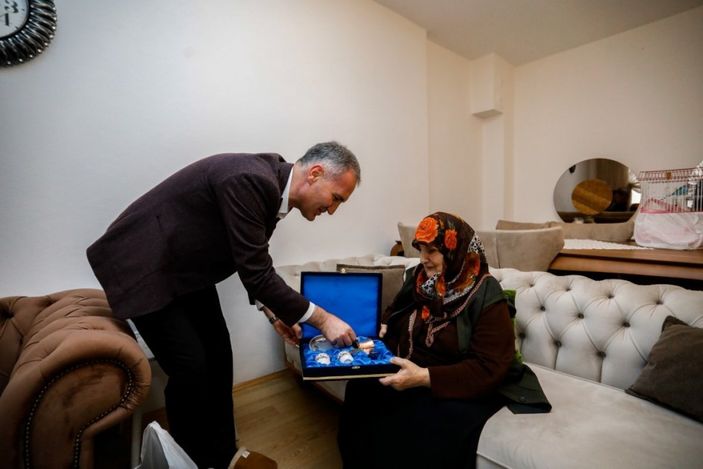 i İnegöllü Melek Nine, 10 yıldır Mehmetçik için çorap örüyor