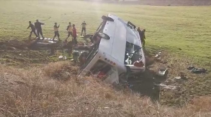 Amasya’da güreşçileri taşıyan midibüs devrildi: 1 ölü, 16 yaralı