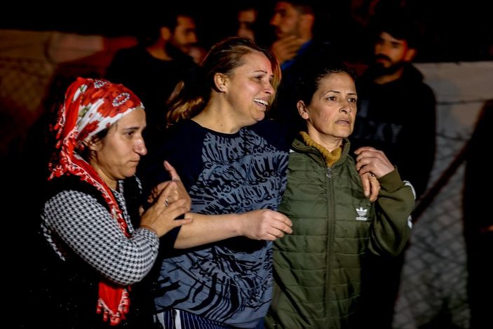 a Antalya'da eşyalarını yangından kurtarmak isteyen aile hastanelik oldu