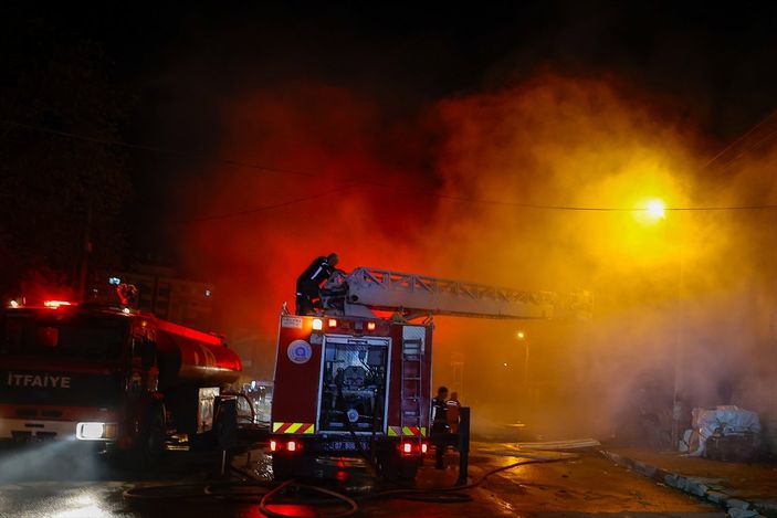 a Antalya'da eşyalarını yangından kurtarmak isteyen aile hastanelik oldu
