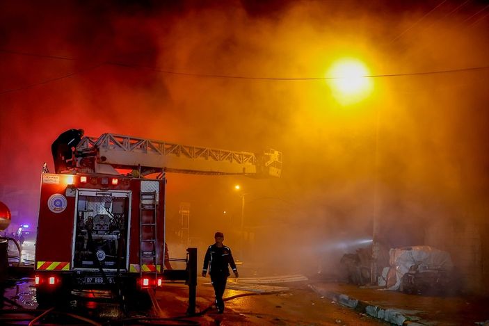 a Antalya'da eşyalarını yangından kurtarmak isteyen aile hastanelik oldu
