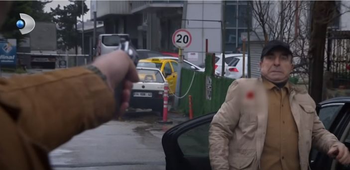 Arka Sokakların kalpleri kıran sahnesi! Rıza Baba'ya kurşun yağarken...