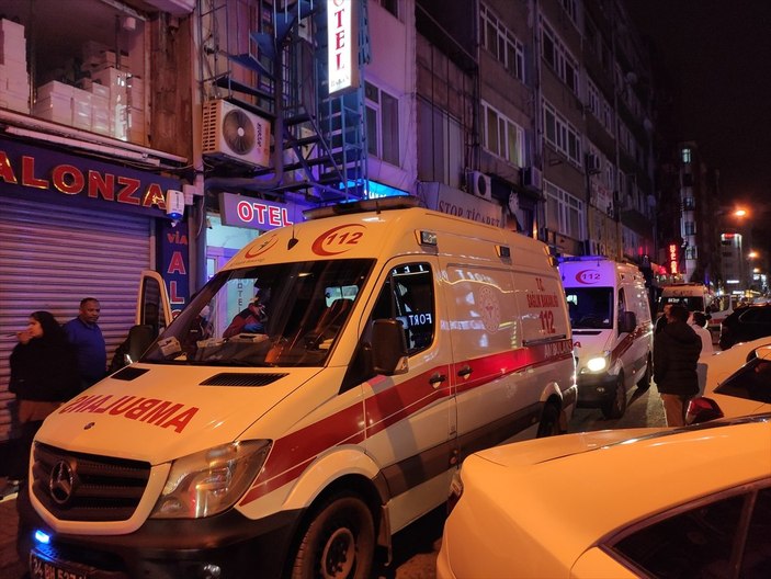 Fatih'te otelde yangın: Mahsur kalan 10 kişi kurtarıldı