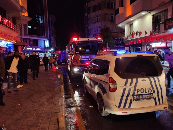 Fatih'te otelde yangın: Mahsur kalan 10 kişi kurtarıldı