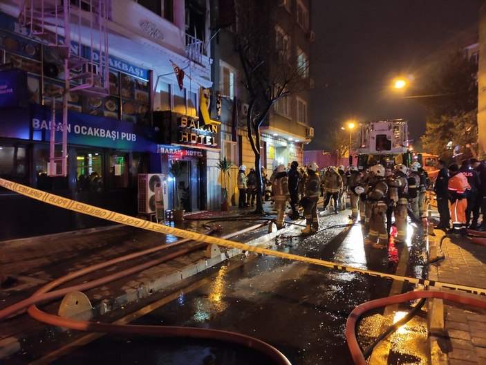 Fatih'te otelde yangın: Mahsur kalan 10 kişi kurtarıldı