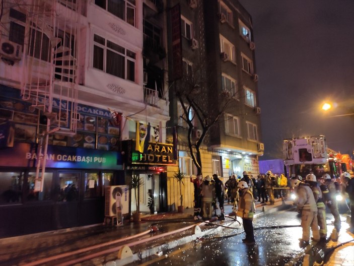 Fatih'te otelde yangın: Mahsur kalan 10 kişi kurtarıldı