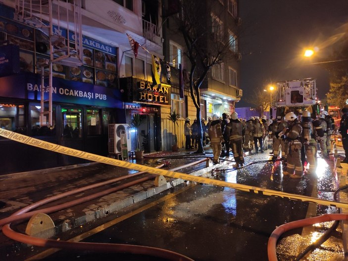 Fatih'te otelde yangın: Mahsur kalan 10 kişi kurtarıldı