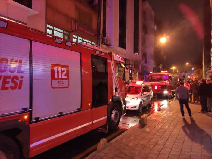 Fatih'te otelde yangın: Mahsur kalan 10 kişi kurtarıldı