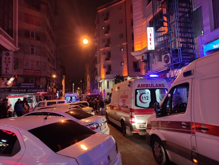 Fatih'te otelde yangın: Mahsur kalan 10 kişi kurtarıldı