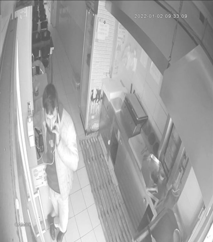 i Bursa'da şarj bahanesiyle telefon çalan şahıs kamerada