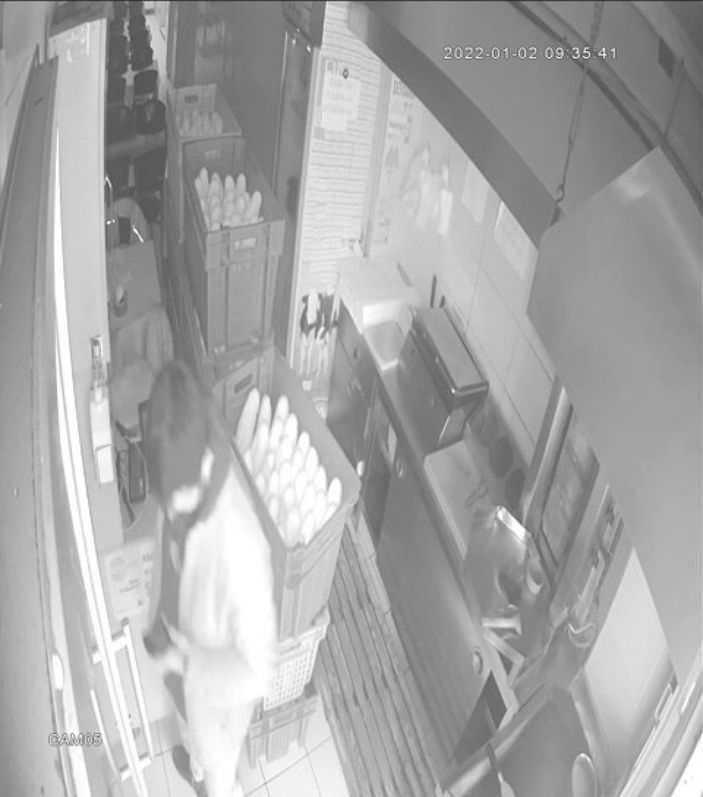 i Bursa'da şarj bahanesiyle telefon çalan şahıs kamerada