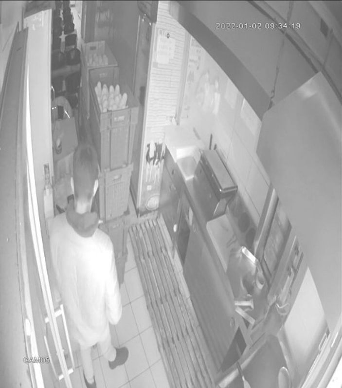 i Bursa'da şarj bahanesiyle telefon çalan şahıs kamerada