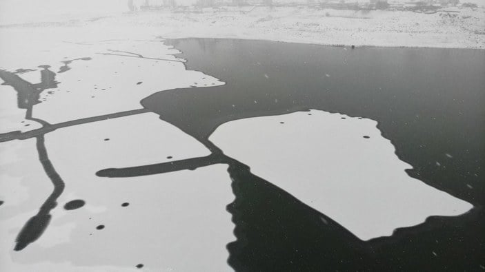 Alparslan-1 Barajı'nın yüzeyi kısmen dondu