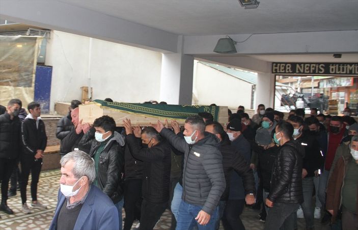 Giresun'da park halindeki minibüse çarpan otomobilde 1 kişi can verdi